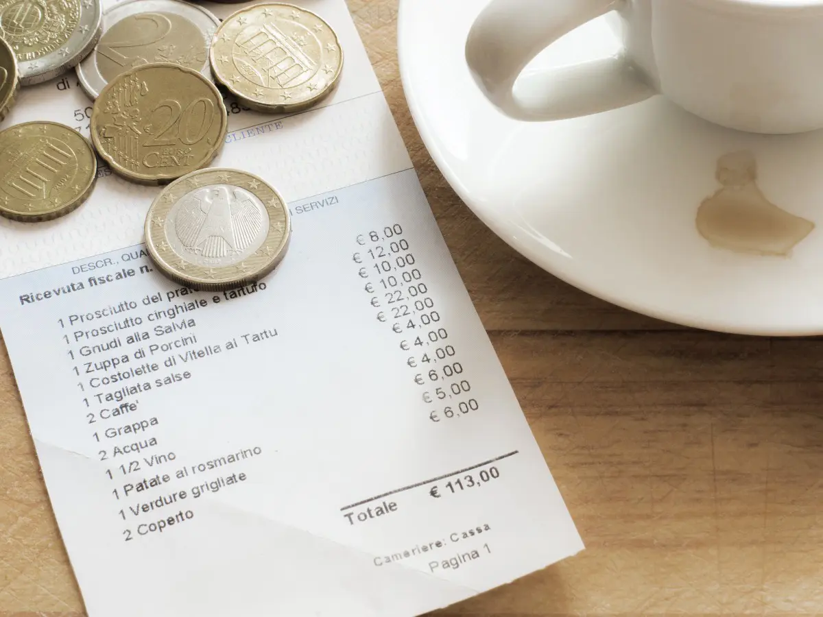 Lo strano caso del coperto al ristorante. Perché in Italia si paga (ancora) il supplemento che fa discutere Lo strano caso del coperto al ristorante. Perché in Italia si paga (ancora) il supplemento che fa discutere