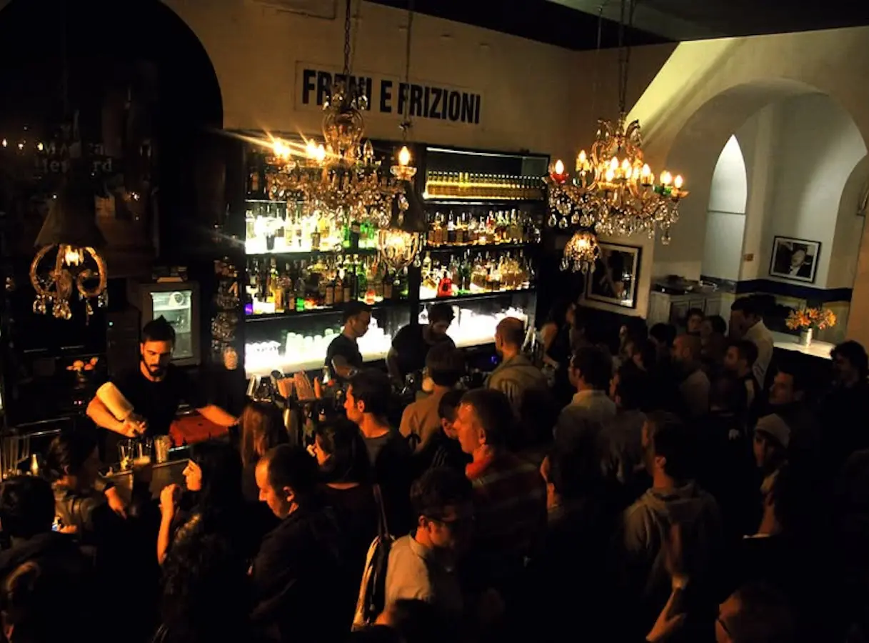 Il mitico locale di Trastevere che ha fatto conoscere l’aperitivo a Roma Il mitico locale di Trastevere che ha fatto conoscere l’aperitivo a Roma