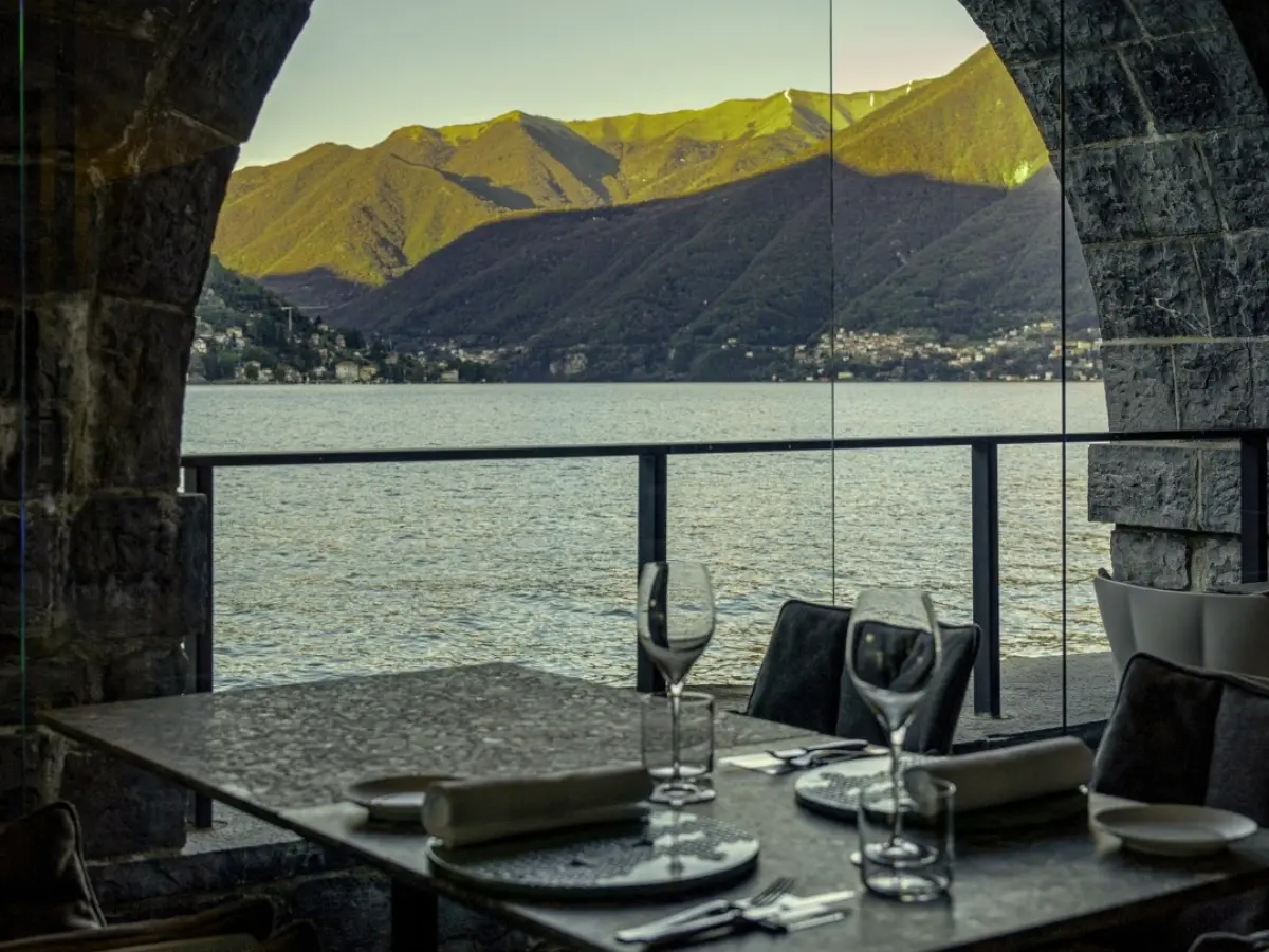 Sul Lago di Como c’è un grande ristorante nato dentro una vecchia darsena
