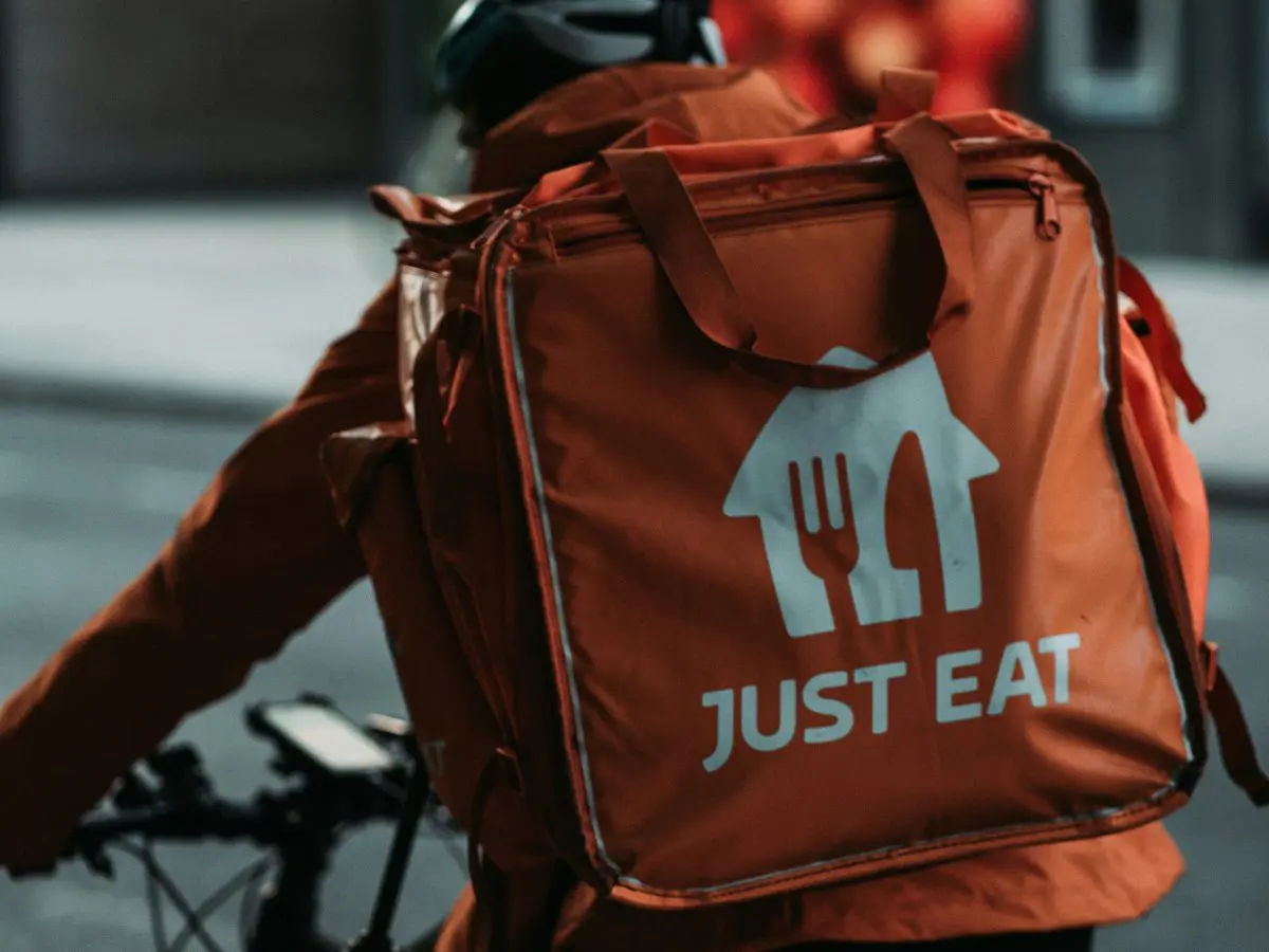 Pause, turni ridotti e borracce. Ecco il metodo Just Eat per proteggere i rider dal caldo Pause, turni ridotti e borracce. Ecco il metodo Just Eat per proteggere i rider dal caldo