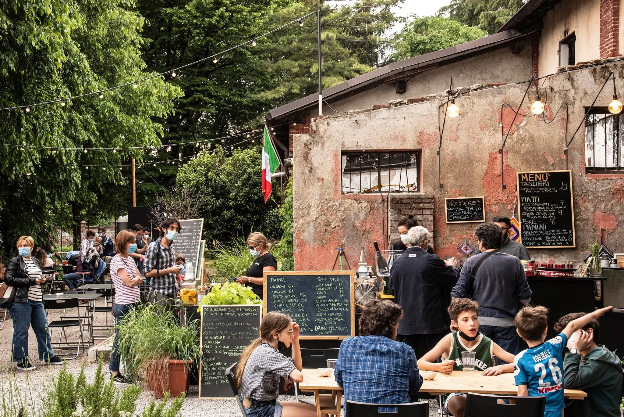 Trasformano un’ex cascina abbandonata di Milano in un bistrot: storia del Nuovo Armenia Trasformano un’ex cascina abbandonata di Milano in un bistrot: storia del Nuovo Armenia