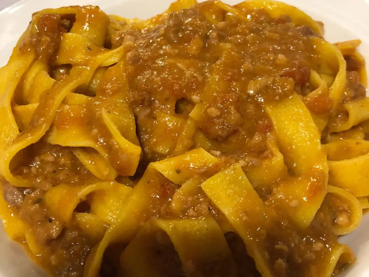 Pappardelle alla lepre e salmì di cinghiale. L’agriturismo nascosto a due passi dai Monti Sibillini