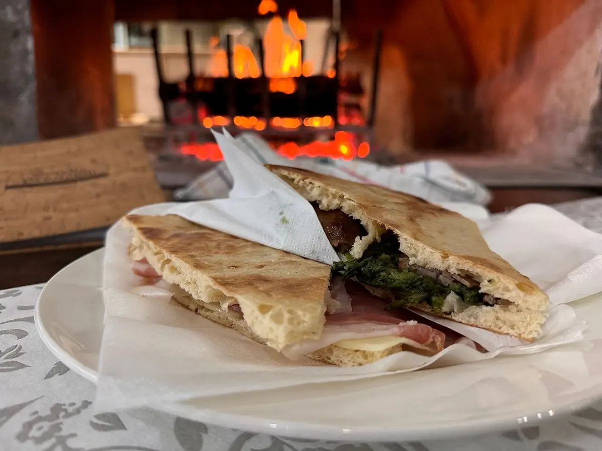 In un piccolo borgo umbro si prepara ancora la pizza sotto lu focu