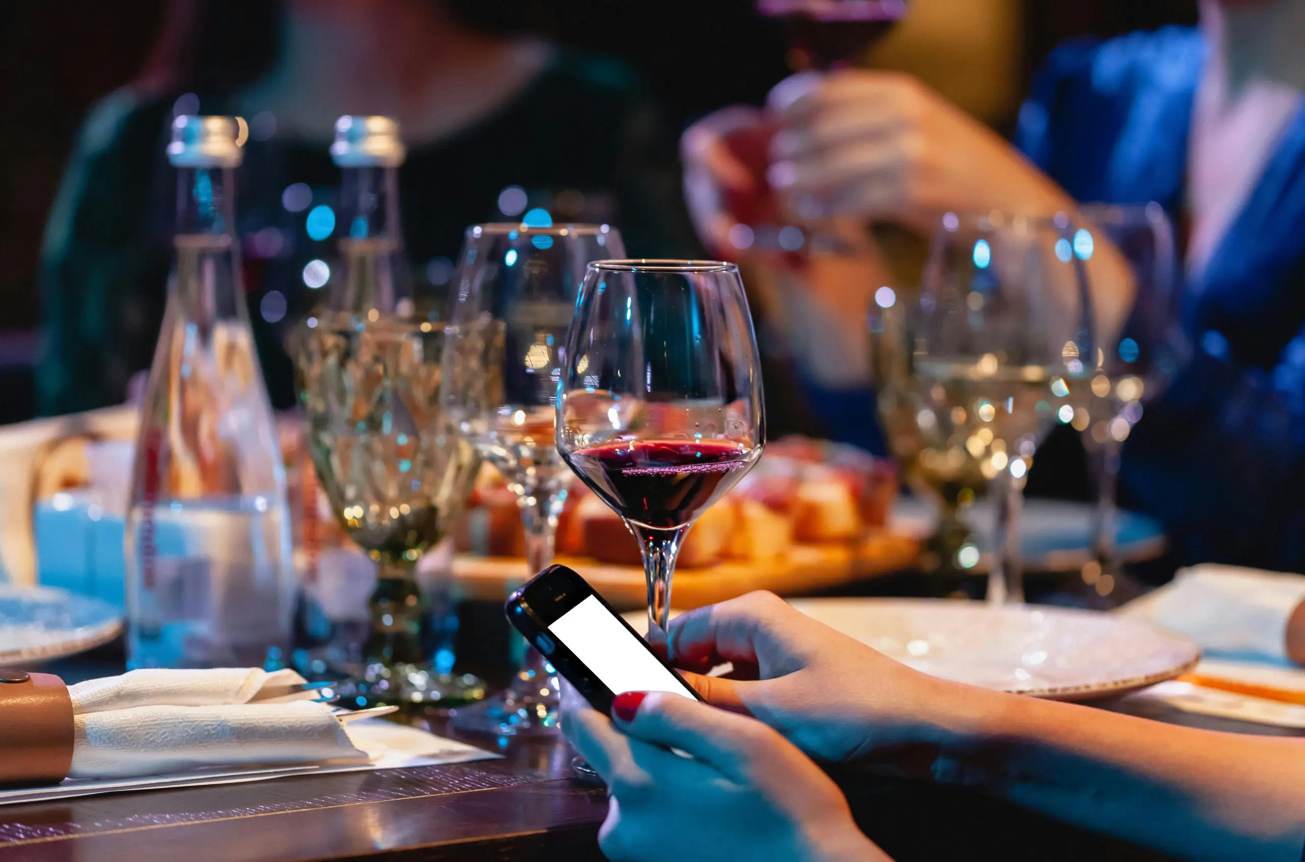 Chiude il ristorante in cui erano vietati i cellulari: “Ci prendiamo una pausa, ma torneremo con un nuovo locale” Chiude il ristorante in cui erano vietati i cellulari: “Ci prendiamo una pausa, ma torneremo con un nuovo locale”