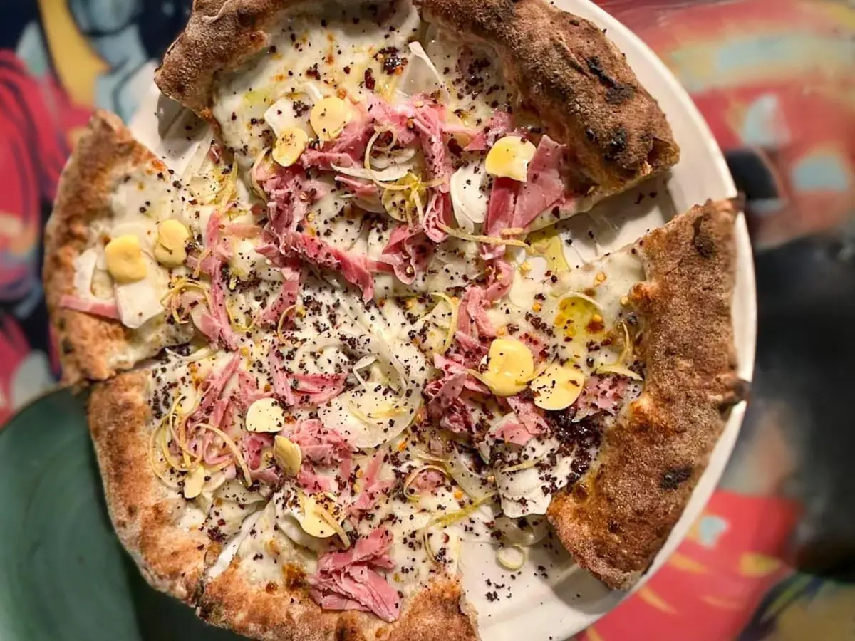 L’antica tradizione napoletana de ‘o per e ‘o musso rinasce in veste di pizza L’antica tradizione napoletana de ‘o per e ‘o musso rinasce in veste di pizza
