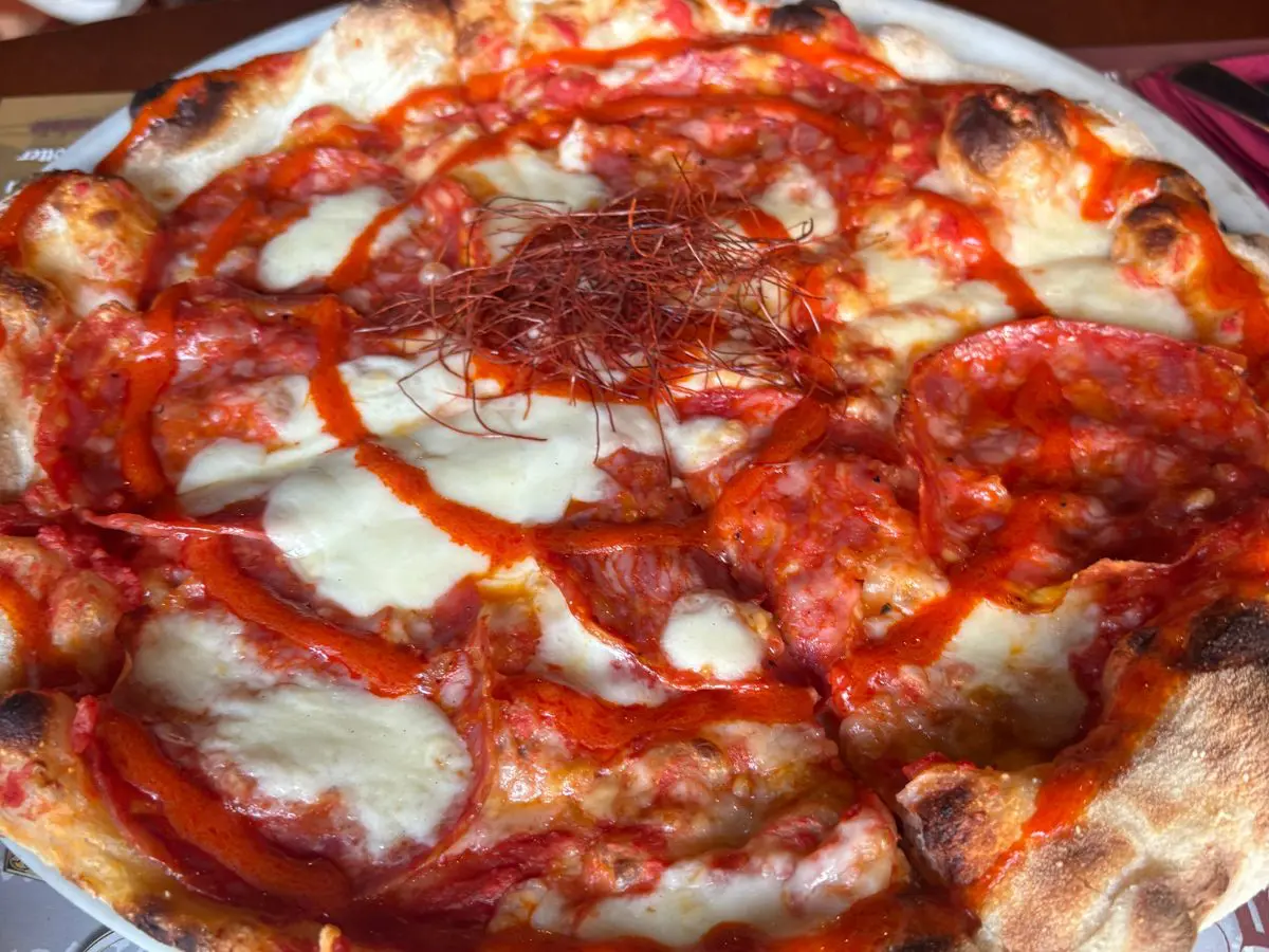 come si mangia nella pizzeria a tema harry potter dove ci vogliono anche cinque mesi per prenotare