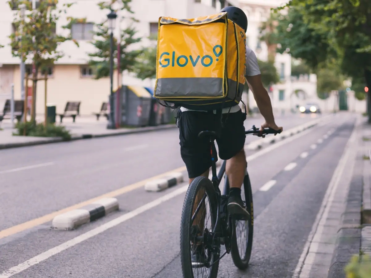 I rider di Glovo riceveranno più soldi se lavorano con 40 gradi. “Ma così si incentiva il rischio”