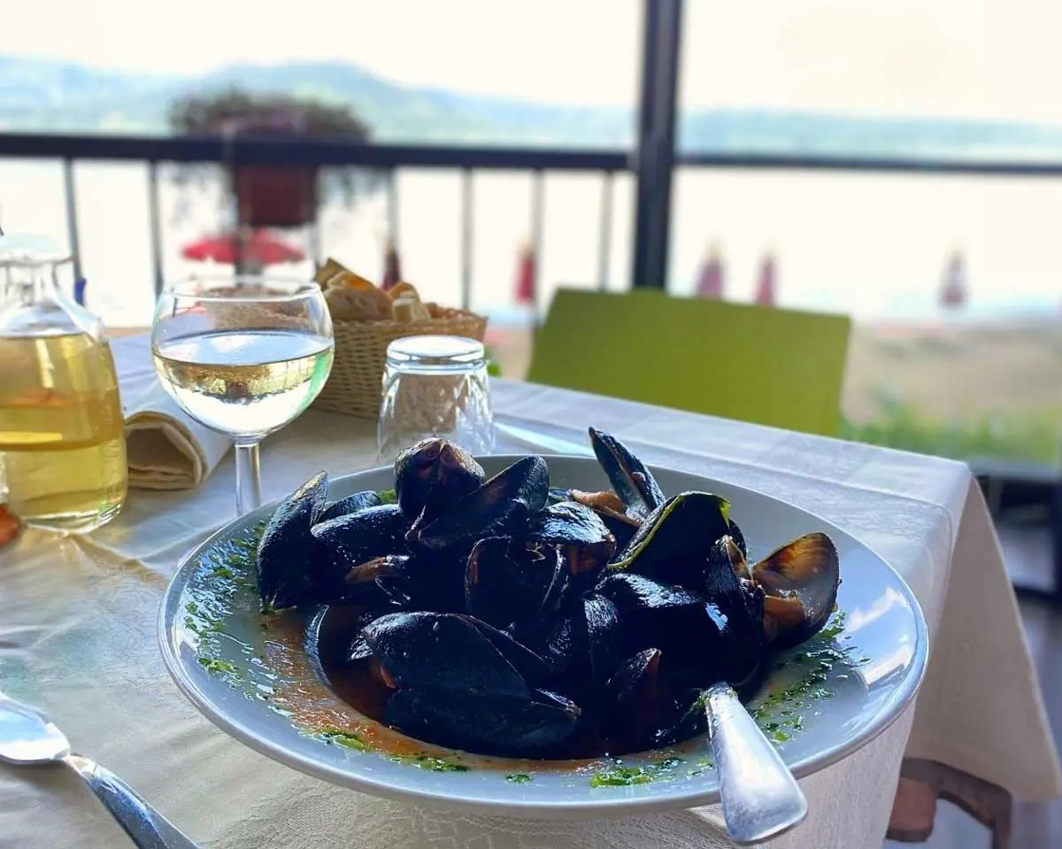 Un’oasi di relax e di gusto nella più bella terrazza sul lago di Vico Un’oasi di relax e di gusto nella più bella terrazza sul lago di Vico