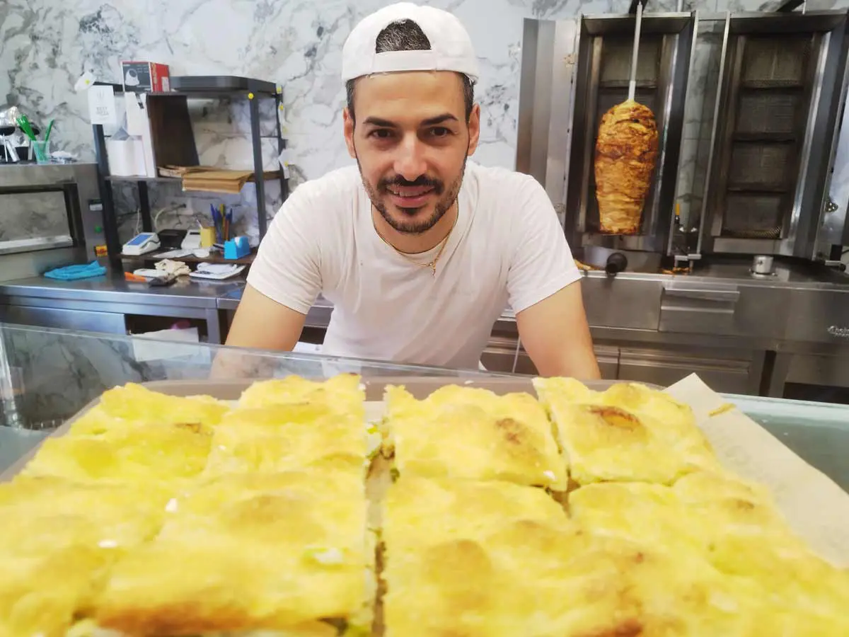 Pochi fronzoli, molta sostanza. Ecco la pizza in teglia di periferia firmata da un grande pizzaiolo Pochi fronzoli, molta sostanza. Ecco la pizza in teglia di periferia firmata da un grande pizzaiolo
