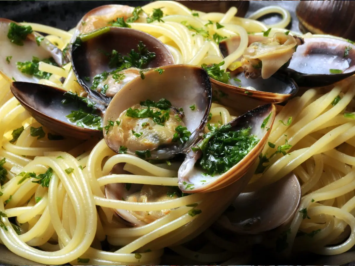 il ristorantino senza folla che prepara gli spaghetti con le vongole in riva al mare