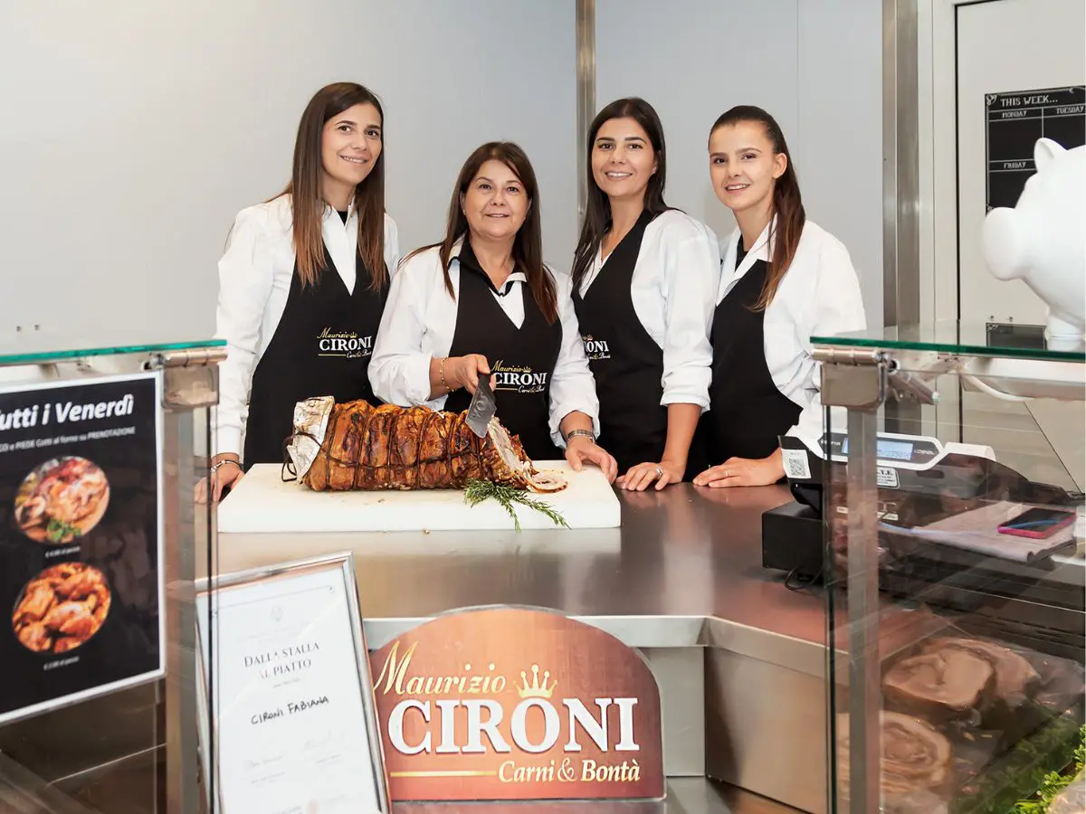 “Donne in macelleria? Ci davano delle incompetenti”. Storia delle sorelle che hanno rivoluzionato la bottega di famiglia “Donne in macelleria? Ci davano delle incompetenti”. Storia delle sorelle che hanno rivoluzionato la bottega di famiglia