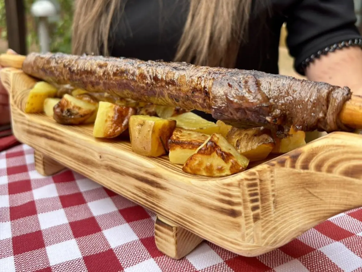 Storia della curiosa carne arrotolata sul bastone di abete che va mangiata con le mani