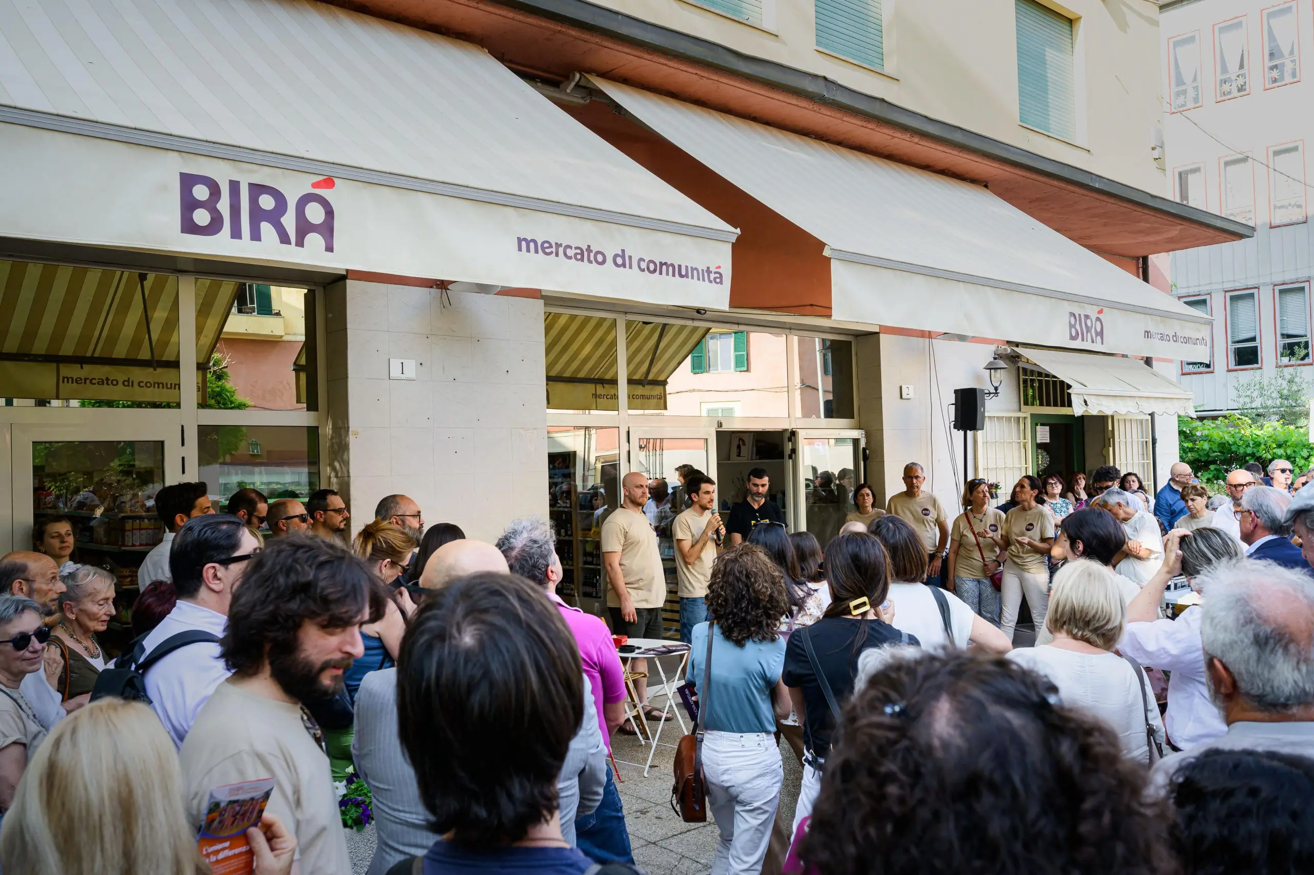 Il vecchio supermercato di quartiere riaperto dai residenti dove si fa la spesa come una volta Il vecchio supermercato di quartiere riaperto dai residenti dove si fa la spesa come una volta