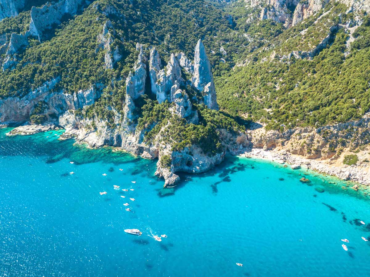 Alle spalle delle due spiagge più virali di Sardegna si nascondono tavole con i piatti dei pastori e dei carbonai Alle spalle delle due spiagge più virali di Sardegna si nascondono tavole con i piatti dei pastori e dei carbonai