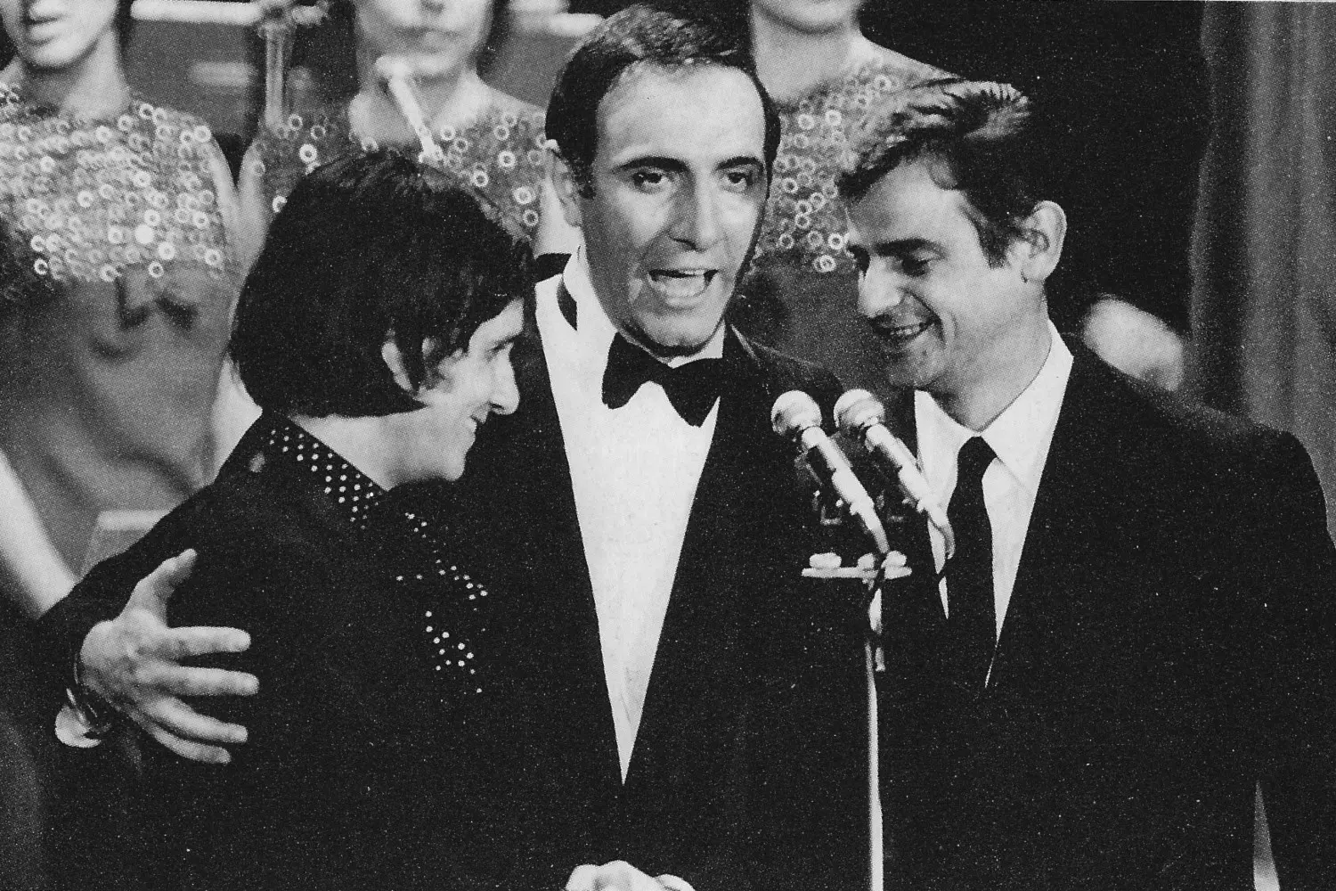 Festival di Sanremo 1968. Pippo Baudo, presentatore, al centro, con la coppia di vincitori: a sinistra Roberto Carlos, a destra Sergio Endrigo, in gara con «Canzone per te». Wikicommons