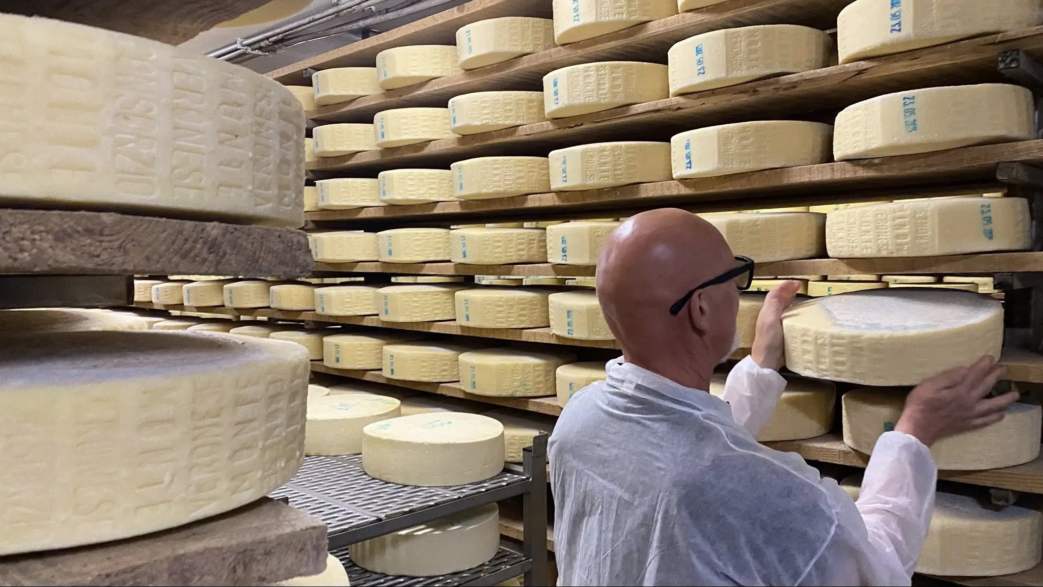 Il formaggio che si fa tra i monti della Lessinia da otto secoli (e che rischiava di sparire)