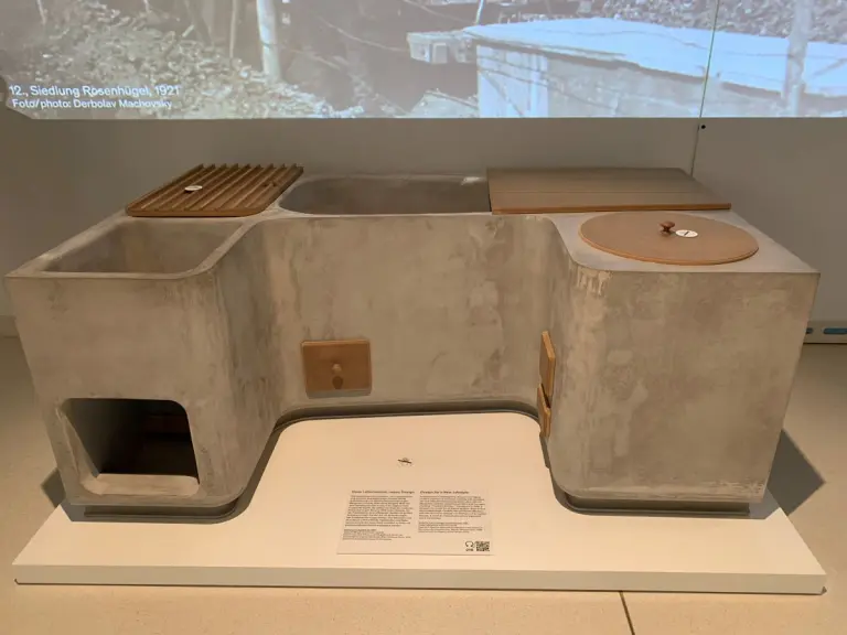 Vienna, Wien Museum: modello della dispensa, progettato dall'architetta Margarete Schütte-Lihotzky (1923), realizzato da Nikolaus Fuchs (2019)