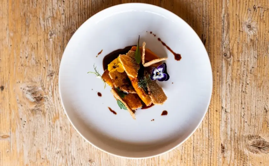 Il ristorante tra le colline del Barolo che reinterpreta la cucina piemontese Il ristorante tra le colline del Barolo che reinterpreta la cucina piemontese