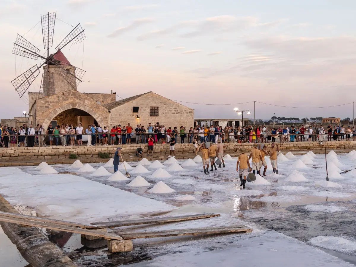 La salina siciliana dove mangiare e dormire con vista sui mulini a vento
