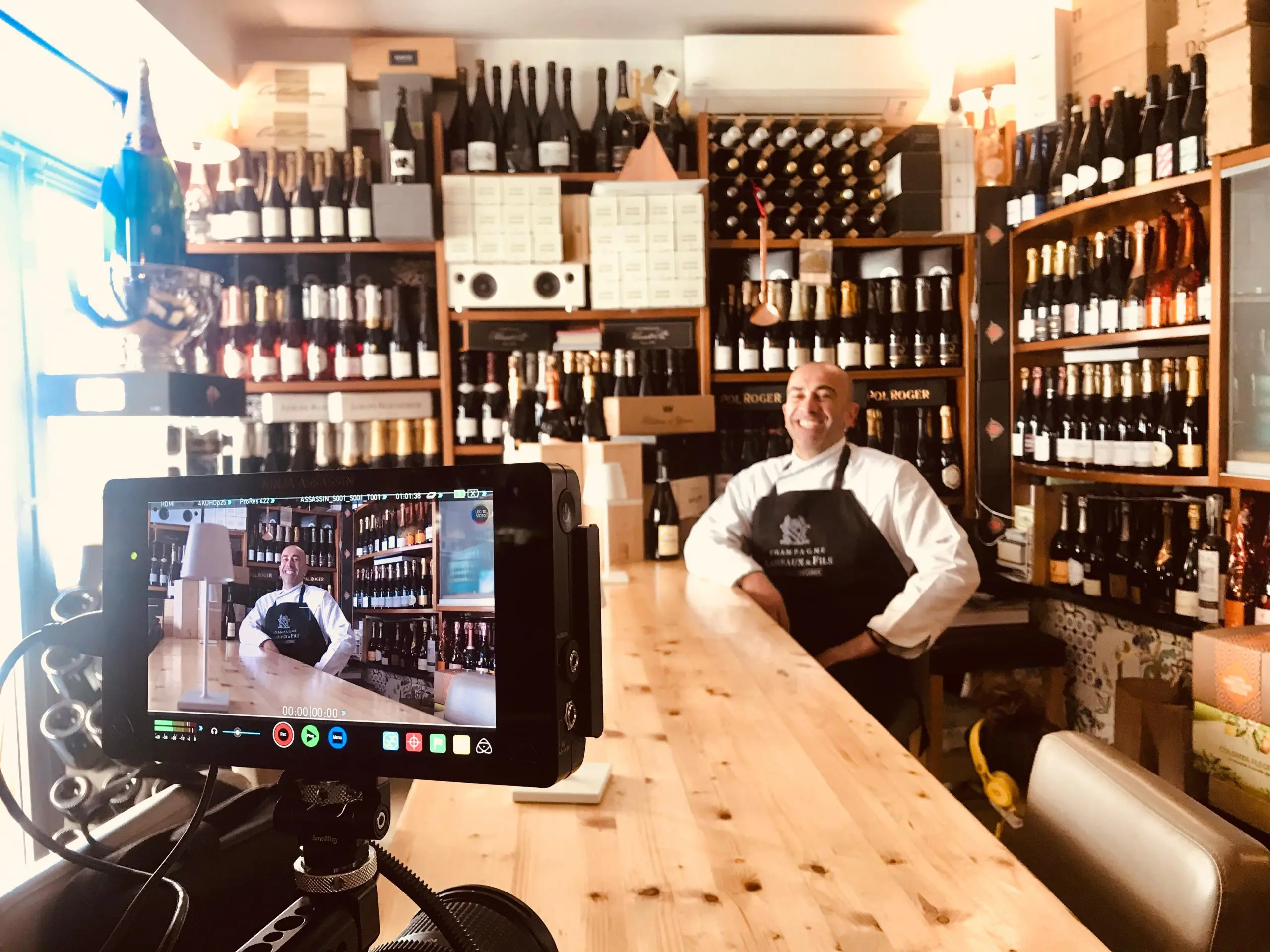 C’è una grande salumeria piena di Champagne in uno dei quartieri meno conosciuti di Napoli C’è una grande salumeria piena di Champagne in uno dei quartieri meno conosciuti di Napoli