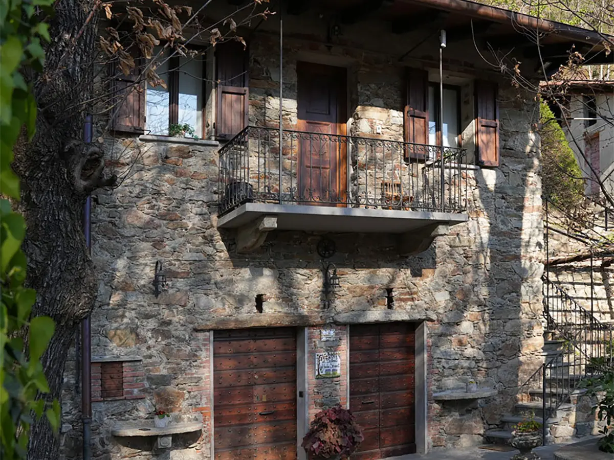 In un antico villaggio di cantine nel Canavese si mangiano le tipiche miasse In un antico villaggio di cantine nel Canavese si mangiano le tipiche miasse