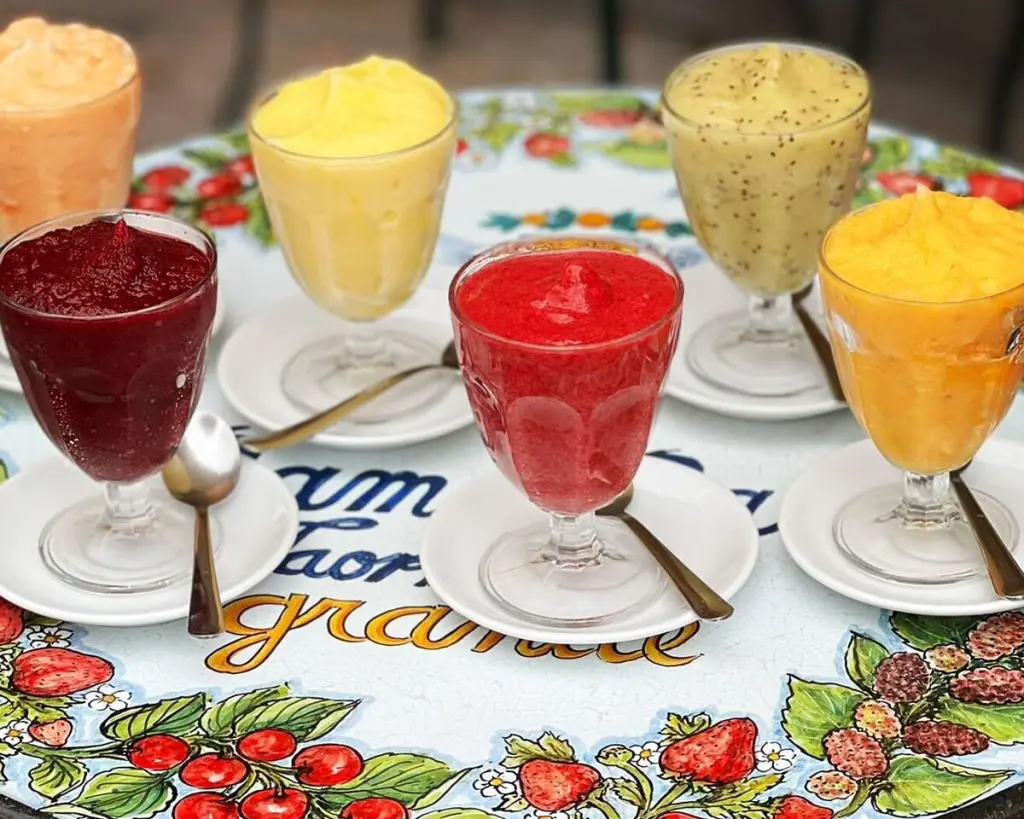Frutta e verdura su un banco del mercato