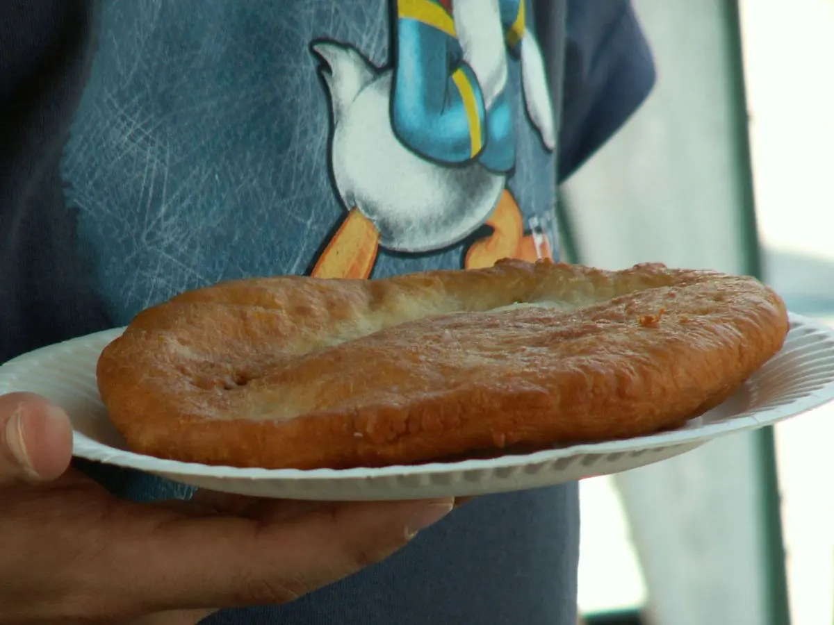 Che cos’è il Frybread, il controverso pane dei nativi americani Che cos’è il Frybread, il controverso pane dei nativi americani