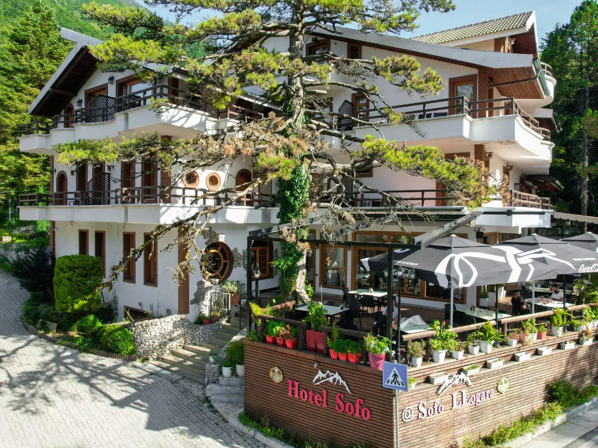 Il migliore capretto dell’Albania si mangia in questo ristorante sul monte Llogara (lontano dal turismo di massa) Il migliore capretto dell’Albania si mangia in questo ristorante sul monte Llogara (lontano dal turismo di massa)