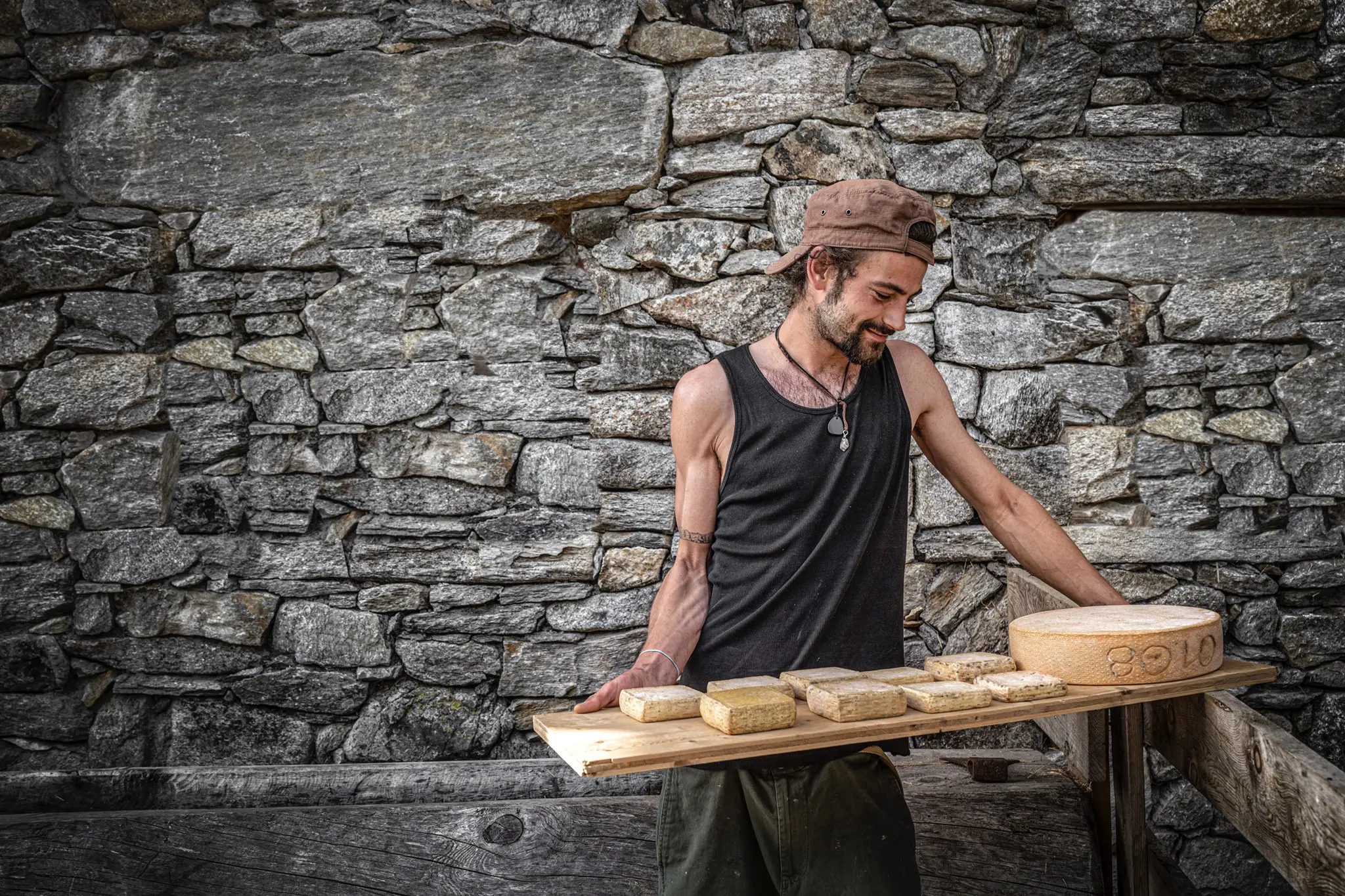 Il casaro dallo spirito rock che produce formaggi (pazzeschi) in una malga alpina Il casaro dallo spirito rock che produce formaggi (pazzeschi) in una malga alpina