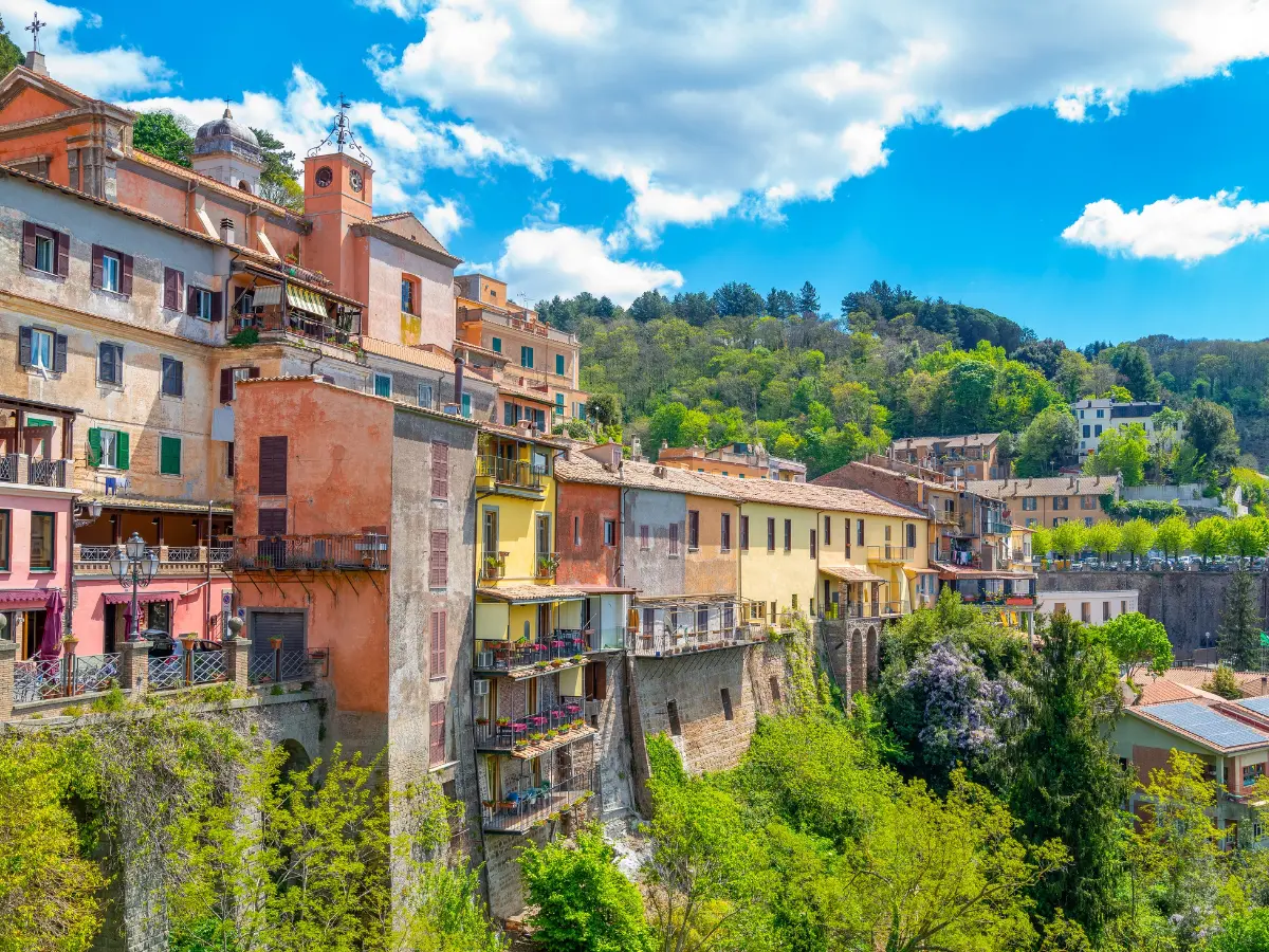 il piccolo borgo nato su un ex vulcano famoso per le fragoline