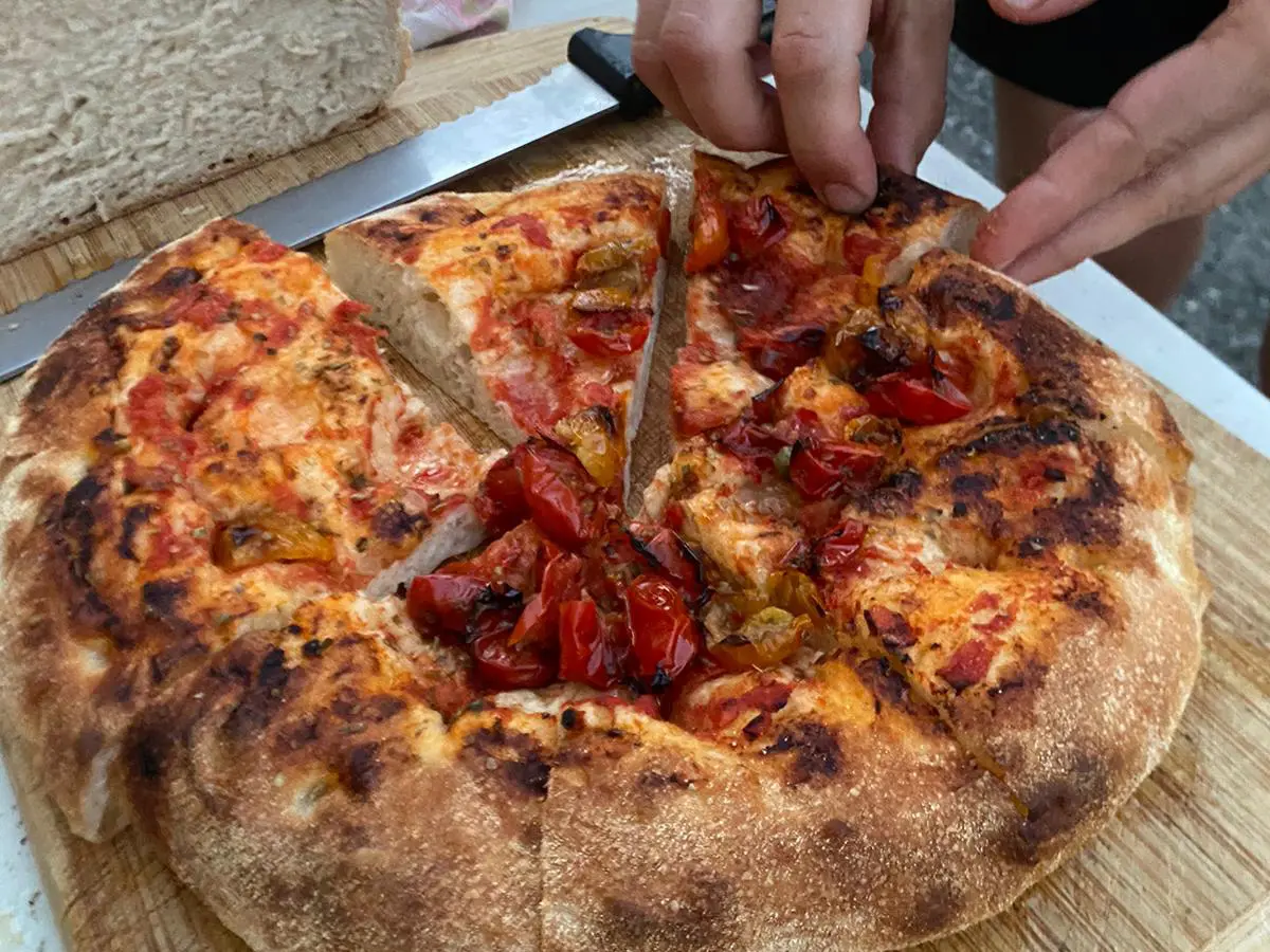In una vecchia scuola dell’Appennino c’è una pizzeria di montagna assolutamente da provare In una vecchia scuola dell’Appennino c’è una pizzeria di montagna assolutamente da provare