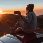 ragazza tramonto cellulare viaggio
