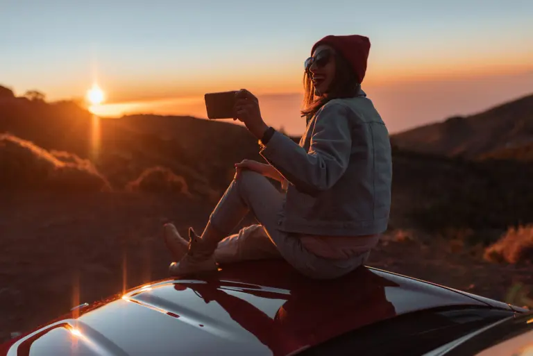 ragazza tramonto cellulare viaggio