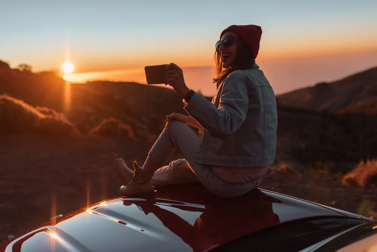 ragazza tramonto cellulare viaggio