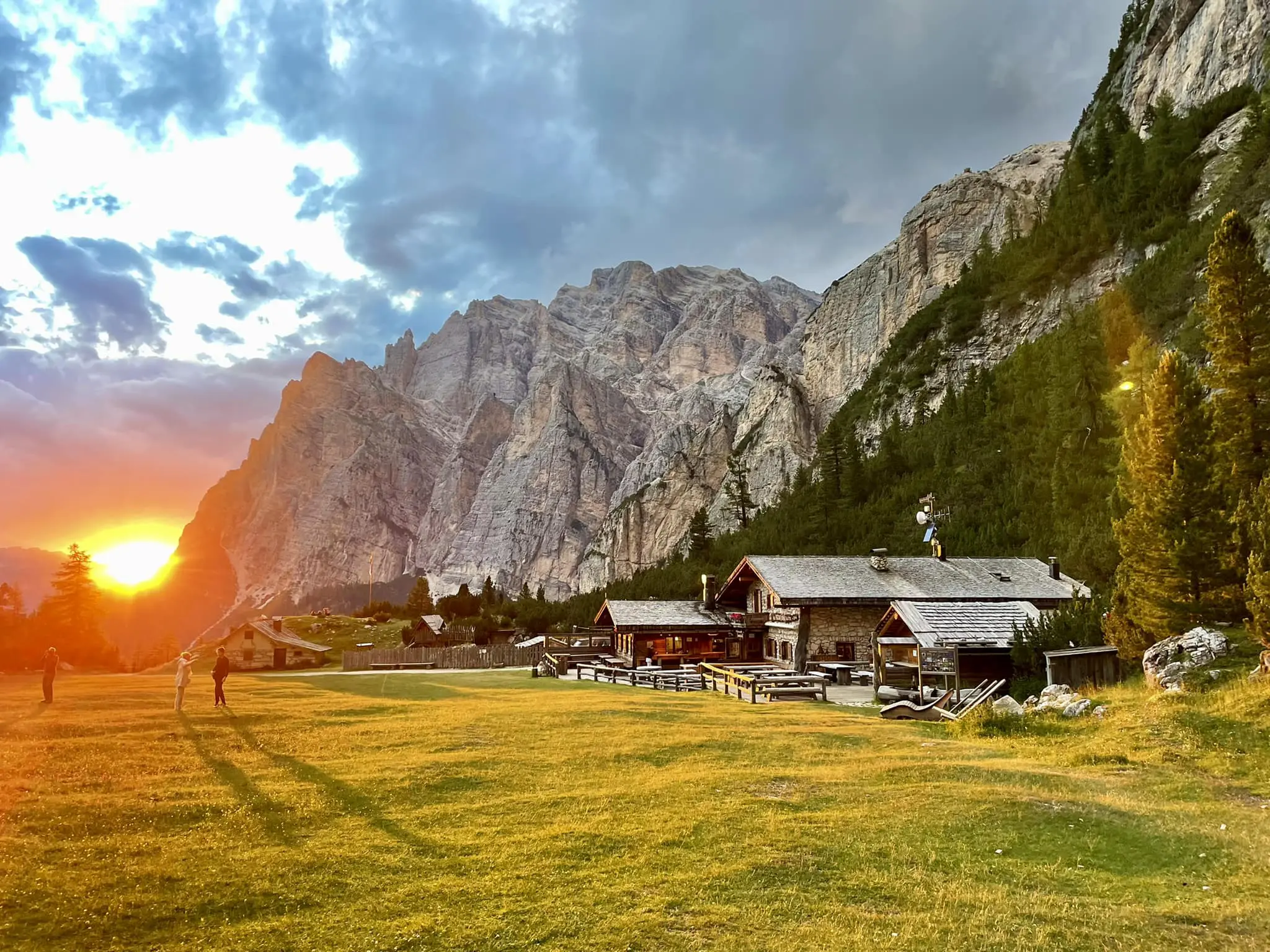 Il rifugio delle Dolomiti dove mangiare carne alla brace e dormire in vecchie botti
