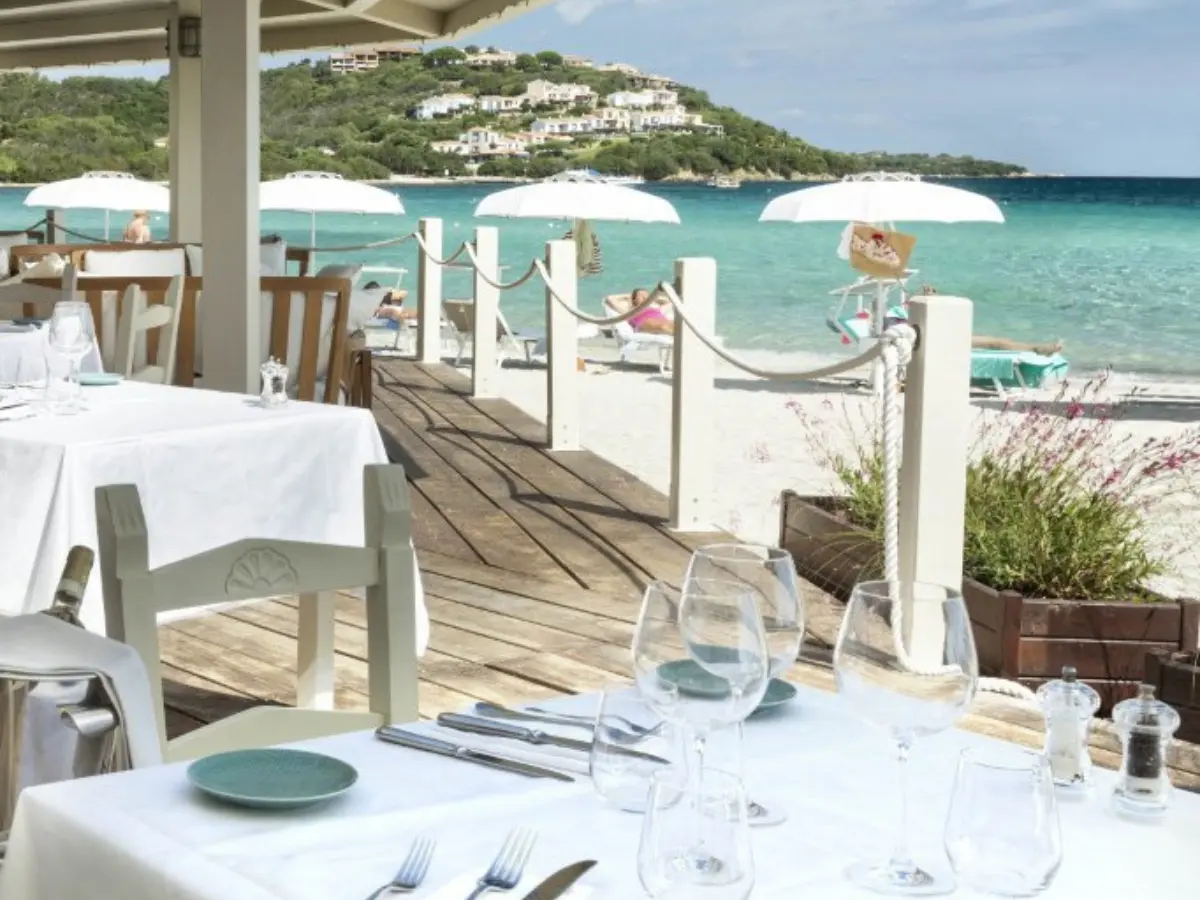 Il super albergo sardo che profuma di miele dove si mangia in spiaggia
