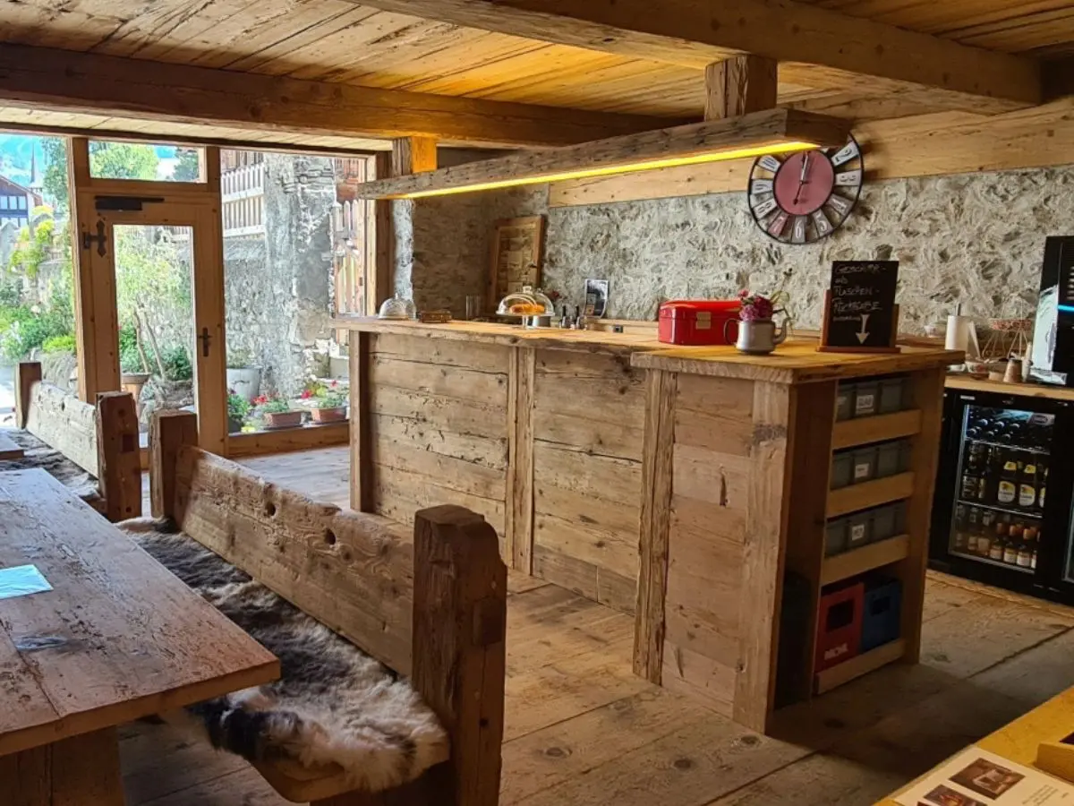 una vecchia stalla trasformata in rifugio self service mangi paghi e nessuno ti controlla