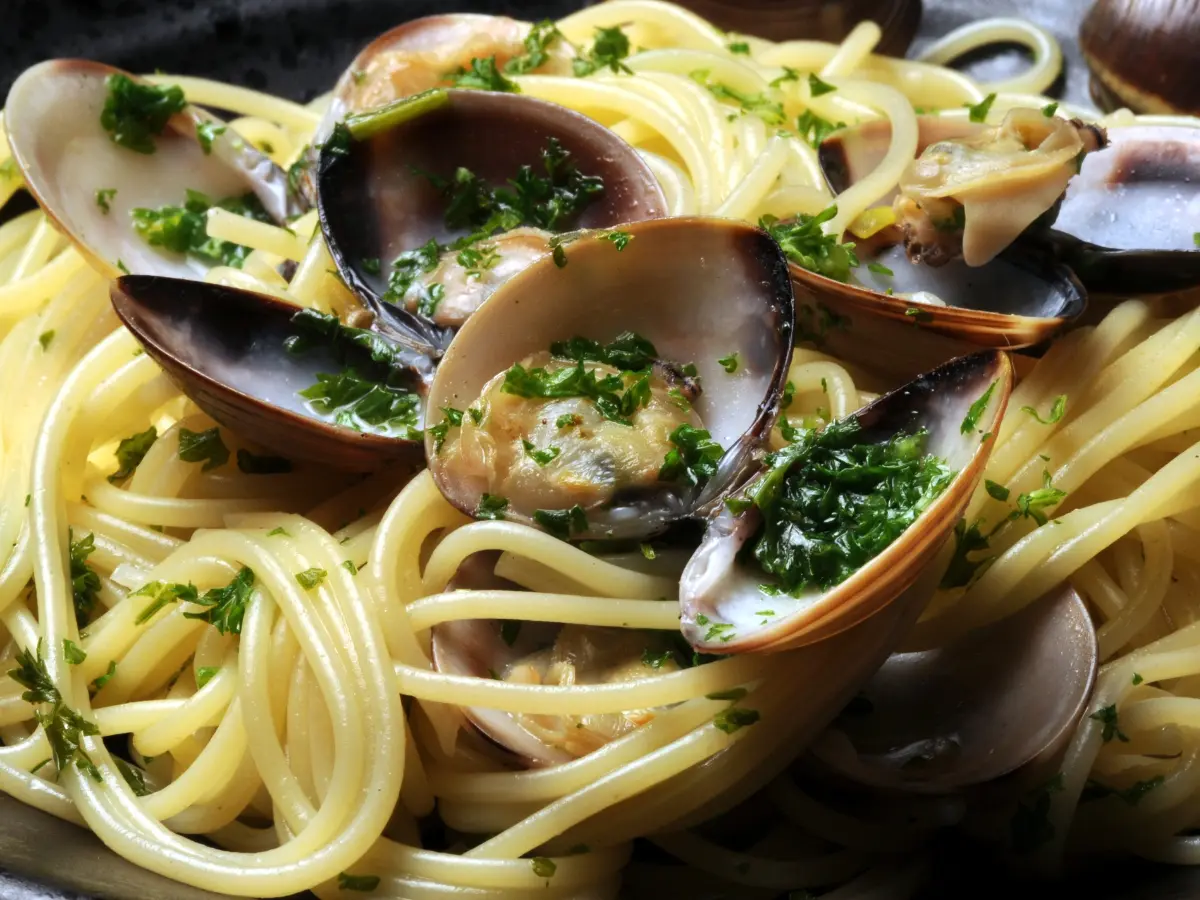 con questo caldo anche gli spaghetti con le vongole sono in pericolo