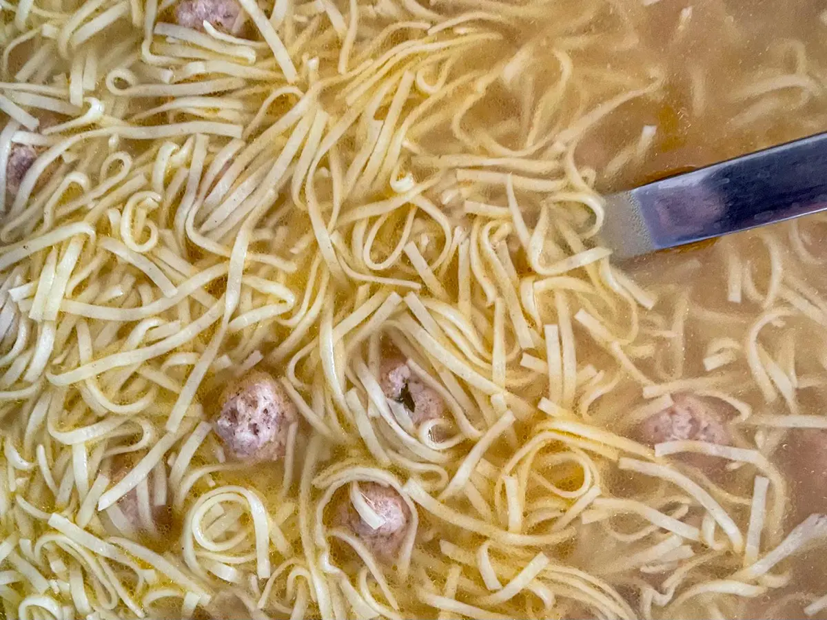 In una città siciliana il piatto tipico della festa è la gallina in brodo In una città siciliana il piatto tipico della festa è la gallina in brodo