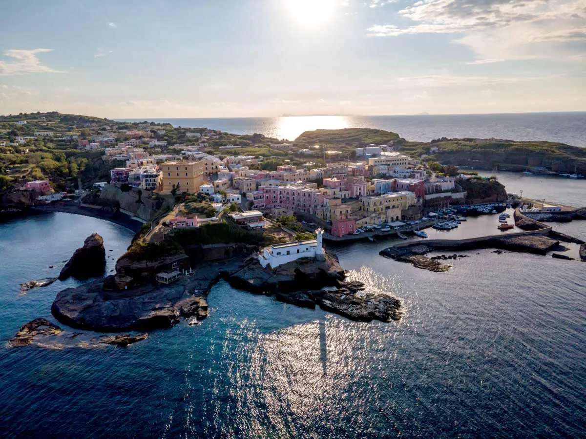 ci sono tanti motivi per visitare ventotene tra cui due vini ecco un itinerario essenziale dell8217isola