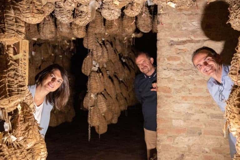 Antica Corte Pallavicina, la cantina dei culatelli – da destra Luciano e Massimo Spigaroli (al centro) e Benedetta, figlia di Luciano (foto Francesca Bocchia)