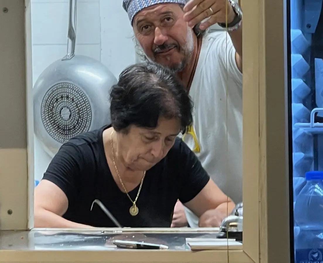 Bagni Sant'Andrea: Lorenzo Scarafoni con Gianna, il suo braccio destro in cucina