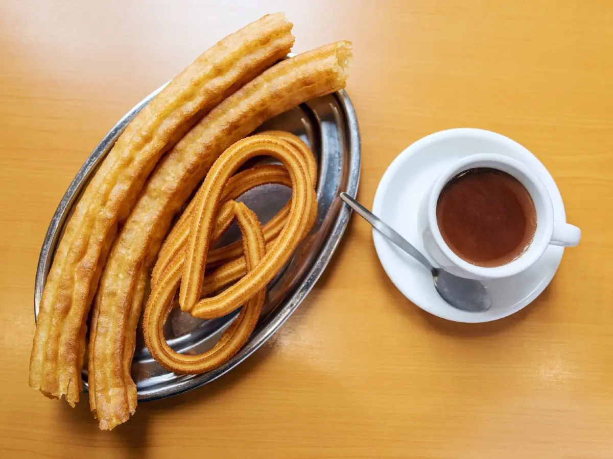 Che cos’è il churros, ovvero il fantastico dolce spagnolo fritto da intingere nella cioccolata