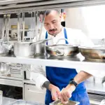 Enrico Marmo mentre cucina ai Balzi Rossi