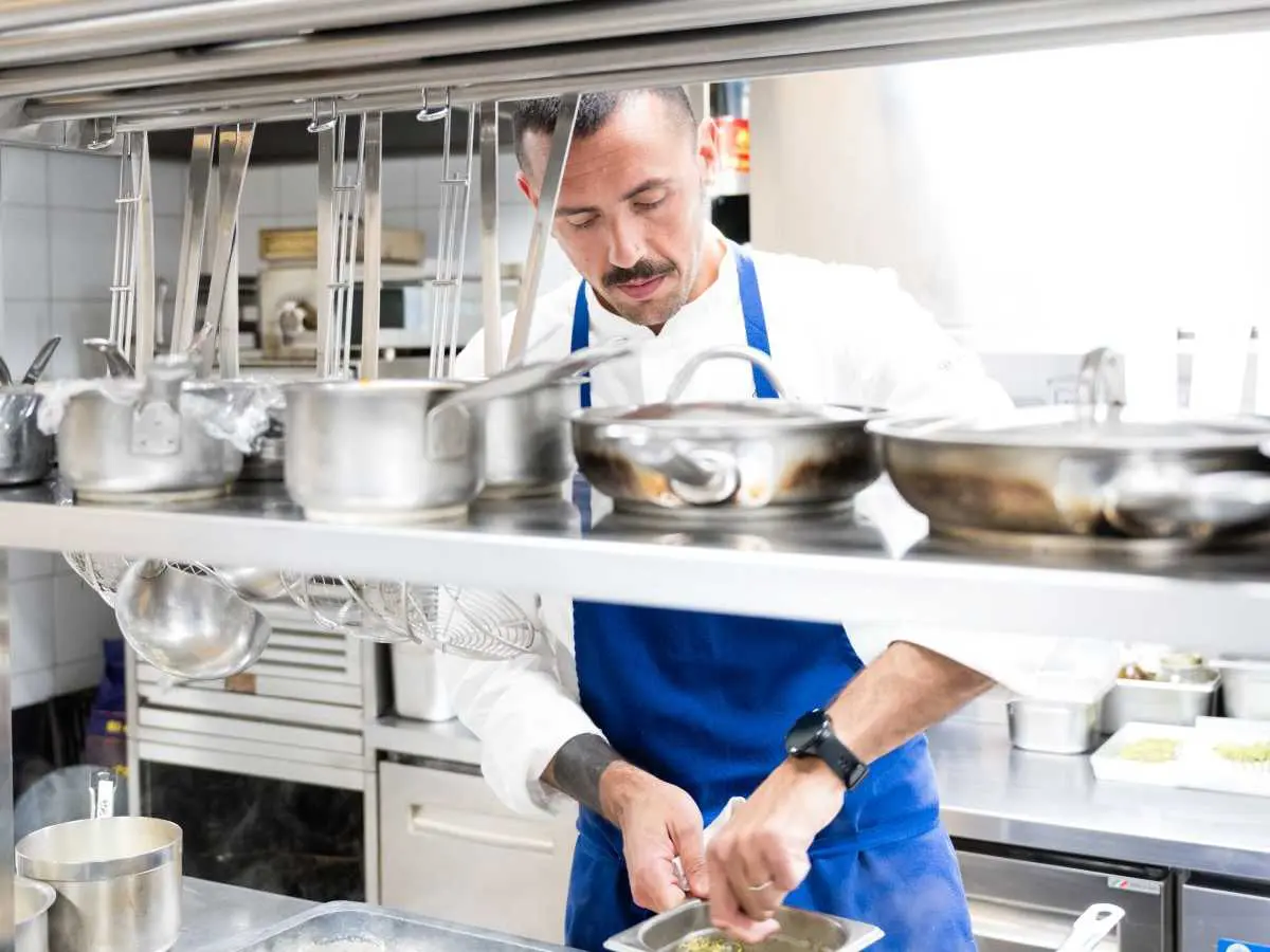 Enrico Marmo mentre cucina ai Balzi Rossi