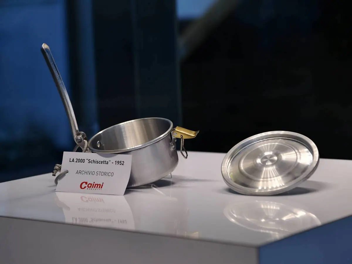 “La 2000” alias Schiscetta di Caimi Brevetti Spa esposta permanentemente al Museo del design della Triennale, presso la Villa Reale di Monza.