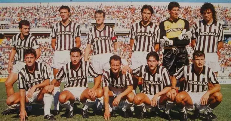 Lorenzo Scarafoni (in basso a sinistra) in una foto di gruppo dell'Ascoli