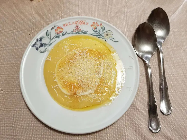 Ristorante Riglarhaus: mues, una tradizionale polenta di Sauris