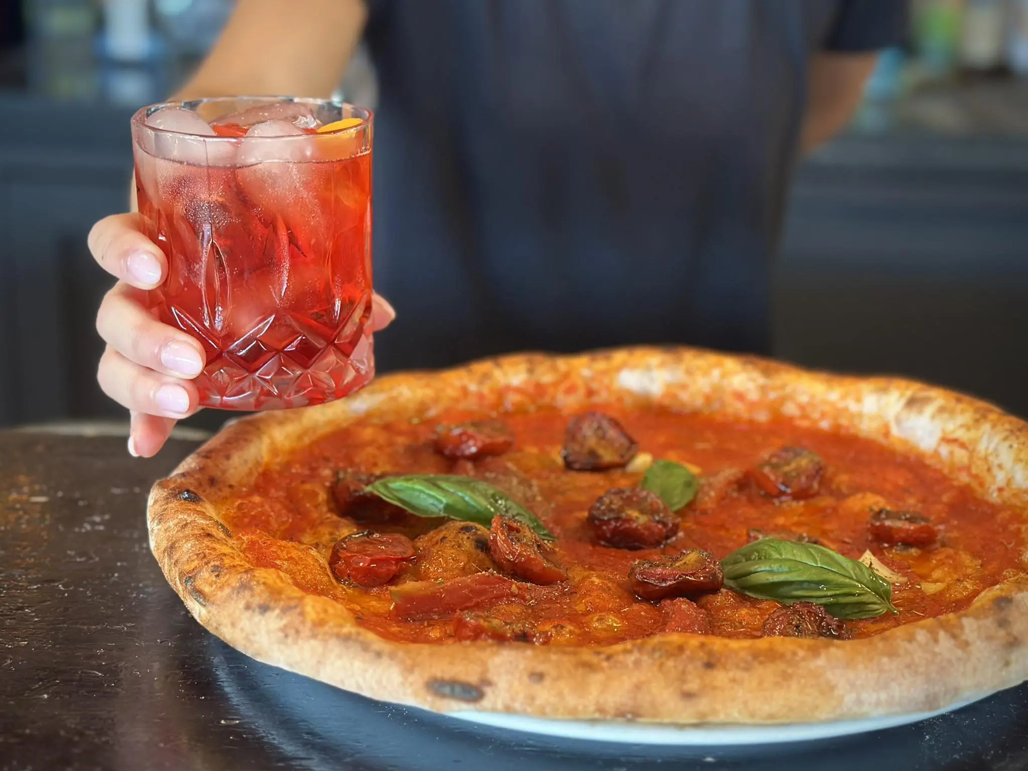 La pizzeria sotto al Vesuvio che è pure un grande cockail bar