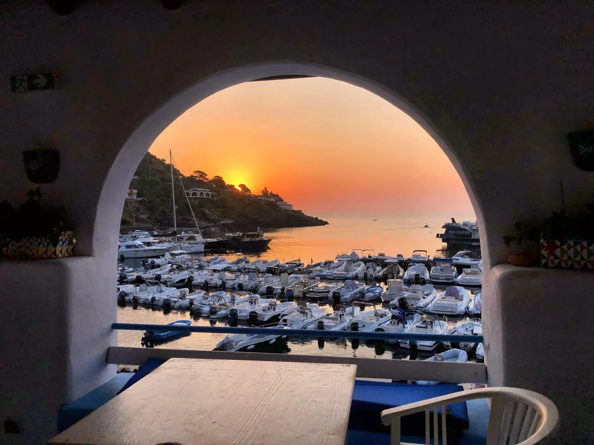 Cosa vedere e dove mangiare a Ustica, l’isola dei tramonti unici amata da Antonio Gramsci
